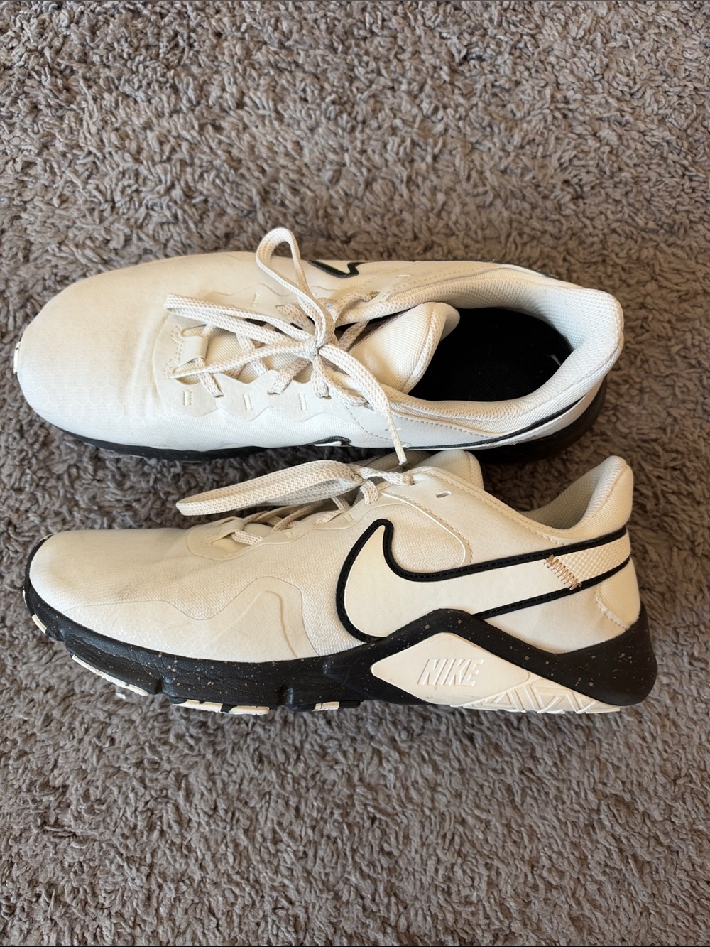 Nike White and Black Athletic Sneakers with Contrast Swoosh